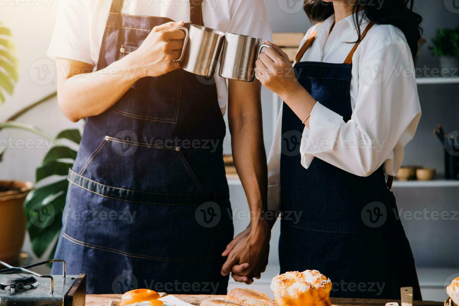 Gente disfrutando de un café